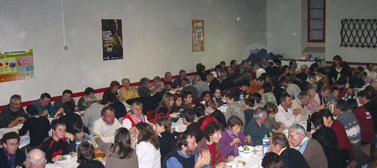 Repas au foyer de Lagarde-Hachan 2006.jpg