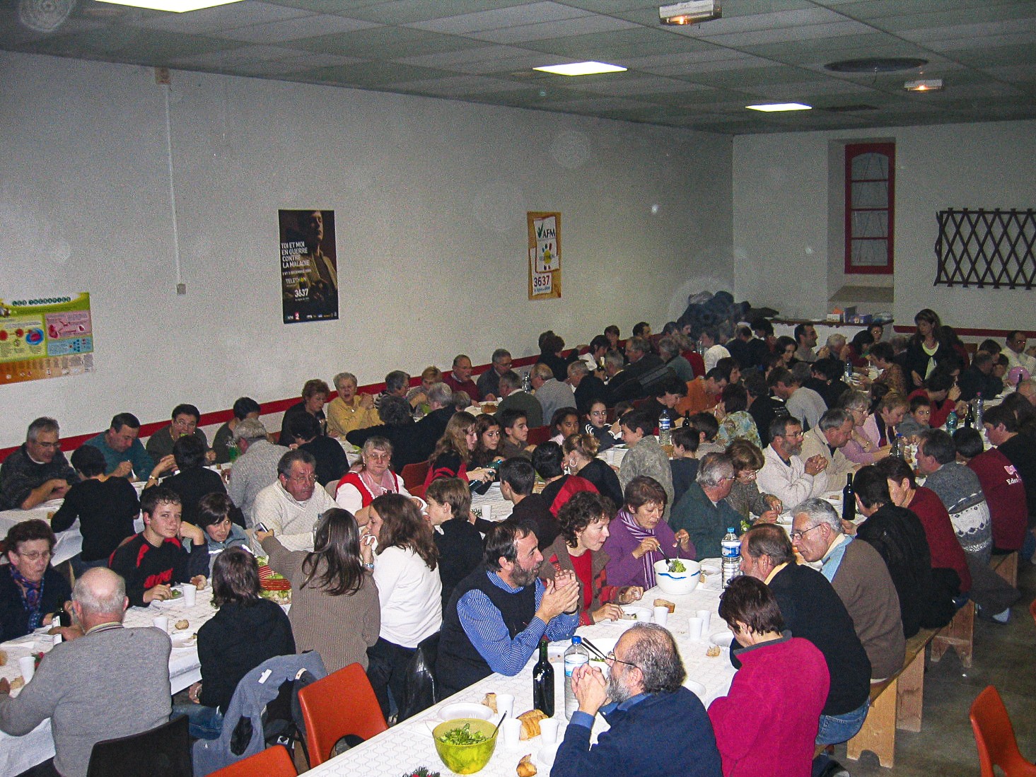 Repas au foyer de Lagarde-Hachan 2006.jpg