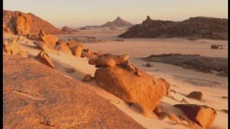 Récits de voyage par Gérard Paviet , les déserts sahariens et saoudiens .