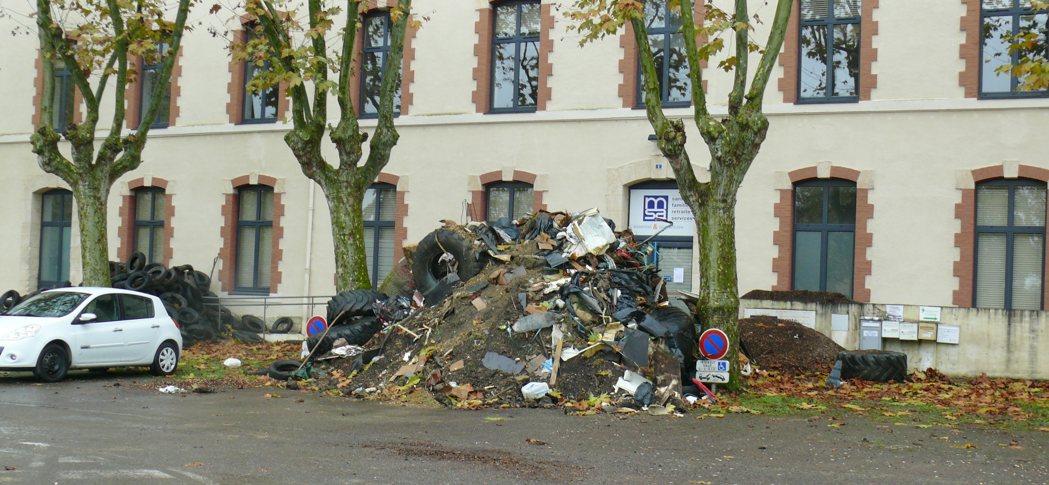 L'entrée de la MSA envahie de divers détritus.