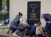 9 Les enfants fleurissent le monument, à eux l'honneur d'être les premiers A.jpeg