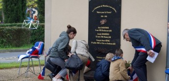 9 Les enfants fleurissent le monument, à eux l'honneur d'être les premiers A.jpeg