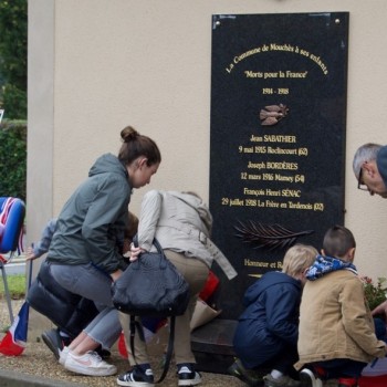 9 Les enfants fleurissent le monument, à eux l'honneur d'être les premiers A.jpeg