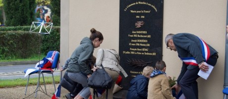 9 Les enfants fleurissent le monument, à eux l'honneur d'être les premiers A.jpeg