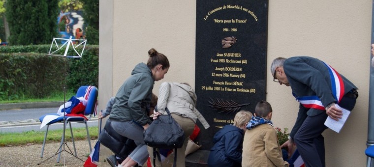 9 Les enfants fleurissent le monument, à eux l'honneur d'être les premiers A.jpeg