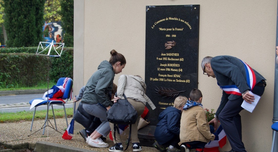 9 Les enfants fleurissent le monument, à eux l'honneur d'être les premiers A.jpeg