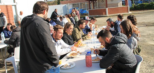 pause repas au club house de la pétanque élusate