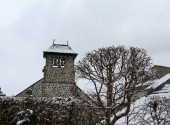 Un clocher, un peu de neige... ambiance (crédit photo : Martine JUIN)