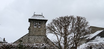 Un clocher, un peu de neige... ambiance (crédit photo : Martine JUIN)