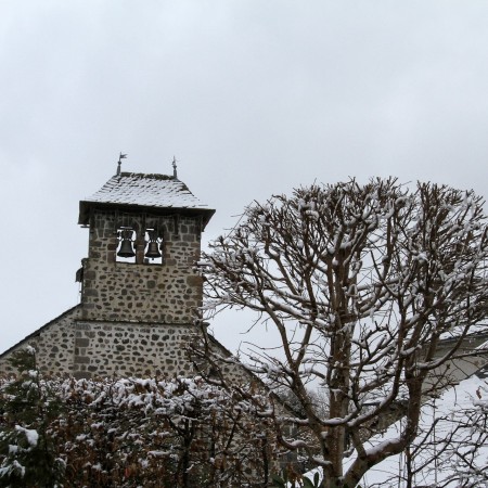 Un clocher, un peu de neige... ambiance (crédit photo : Martine JUIN)