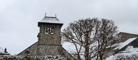 Un clocher, un peu de neige... ambiance (crédit photo : Martine JUIN)