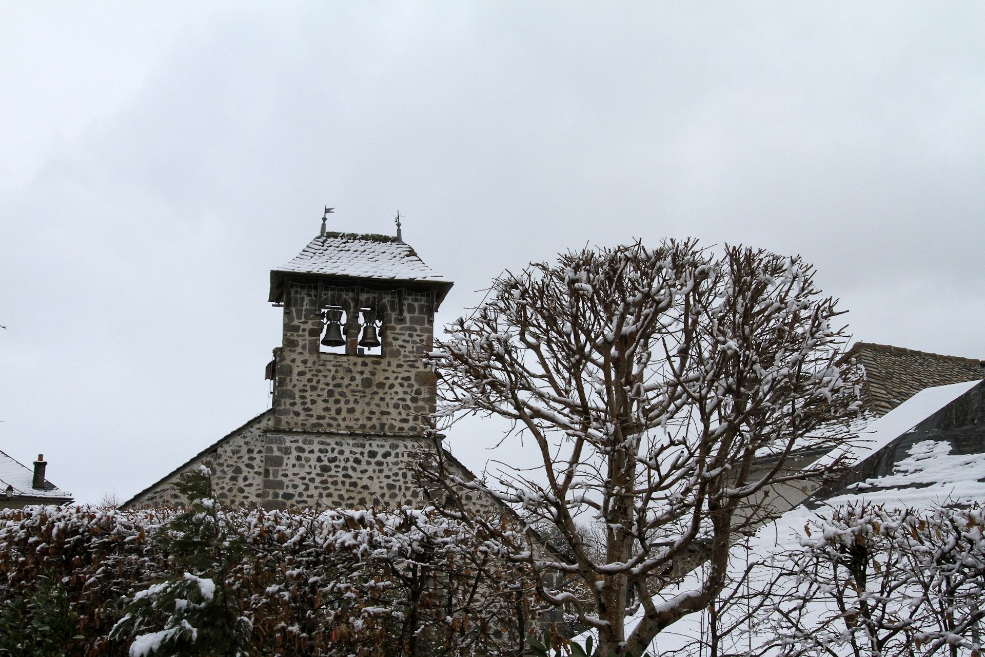 Un clocher, un peu de neige... ambiance © Martine JUIN)