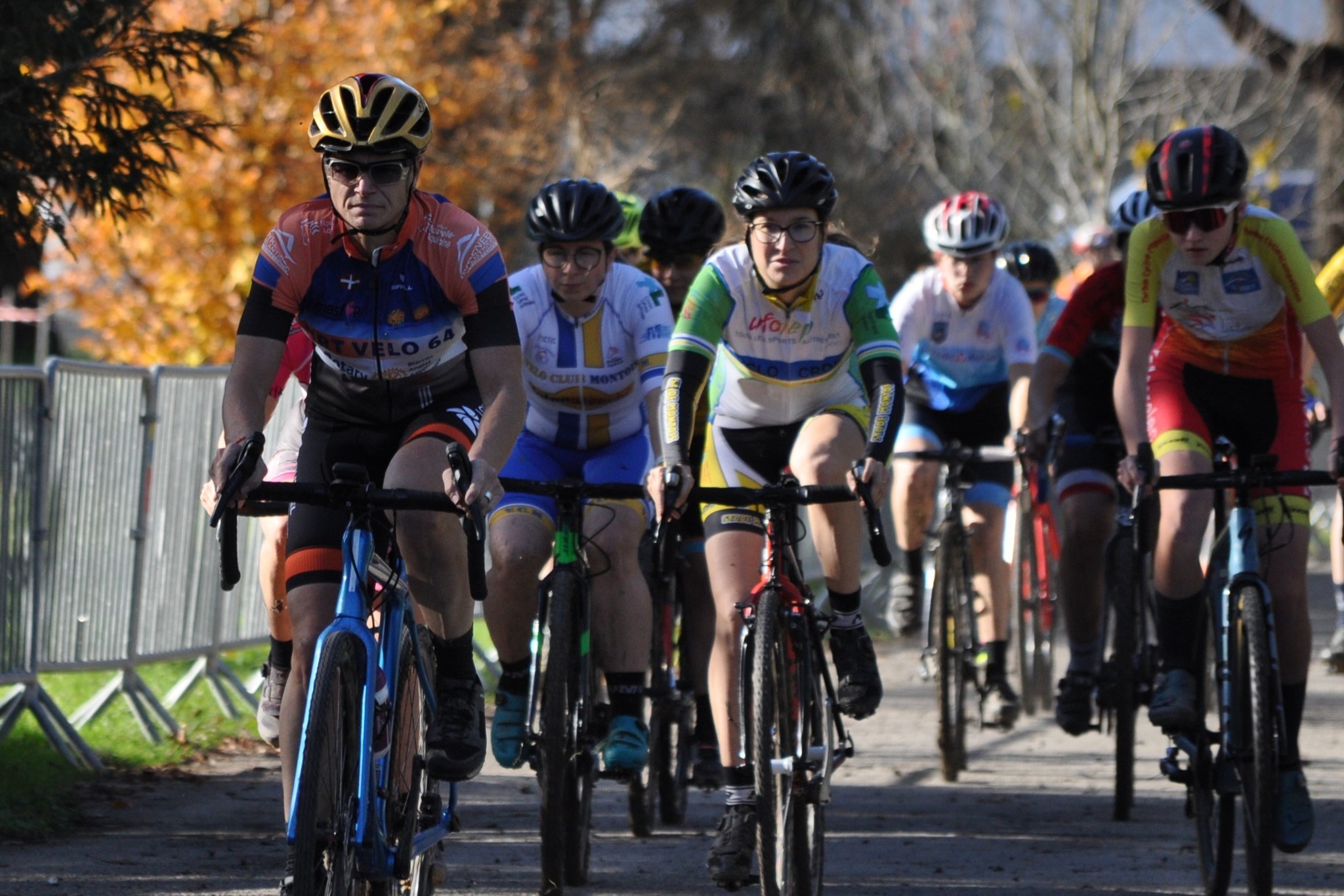 Coralie Mouchez (2e à G maillot blanc avec bandes bleu et jaune) se classe 6e en féminine