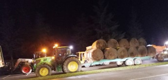 Blocage de la RN124 au rond-point de Saint-Cricq en direction de Toulouse par "un mur des cons"