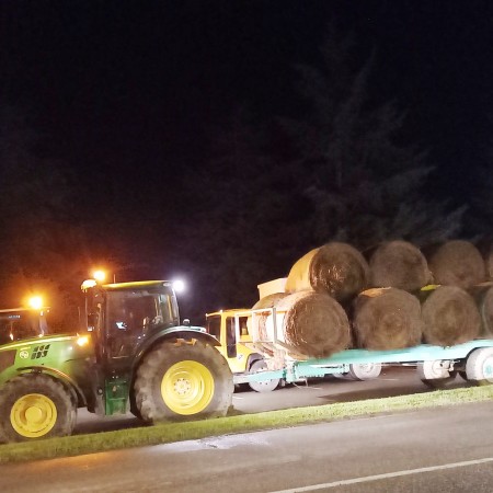 Blocage de la RN124 au rond-point de Saint-Cricq en direction de Toulouse par "un mur des cons"