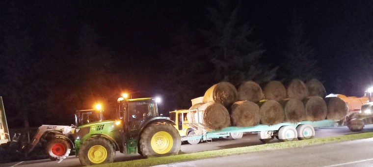 Blocage de la RN124 au rond-point de Saint-Cricq en direction de Toulouse par "un mur des cons"