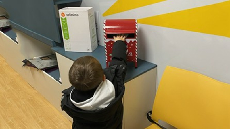 La poste rend la boite aux lettres du Père Noël itinérante