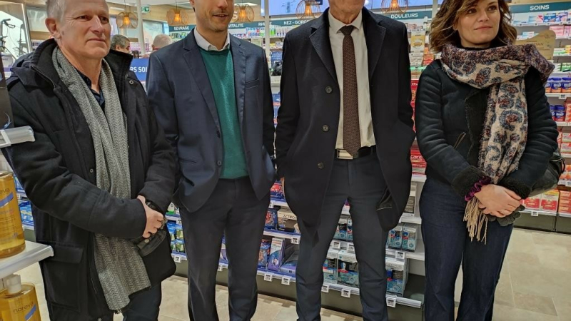 La phamacie du Garros, premier commerce flambant neuf ouvert dans un centre commercial appelé à se développer rapidement .