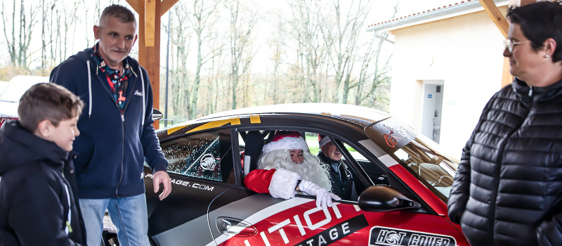 Le Père Noël arrive en voiture de sport à Sorbets