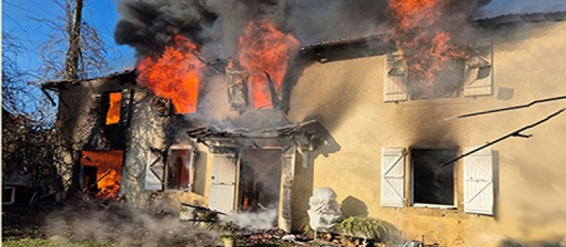 Une maison détruite par un violent incendie