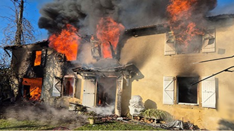 Une maison détruite par un violent incendie