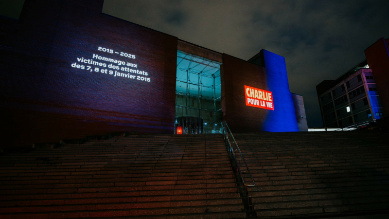 10 ans après, la Régionrassembleun millier de personnespour rendre hommage aux victimes des attentats de janvier 2015etfaire vivre l’esprit Charlie