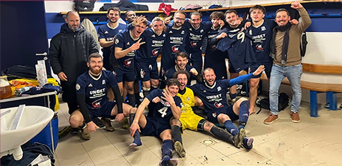 fcm Le 11 jan 25 à Mirande victoire 4 à 0 face à Saramon la joie dans le vestiaire.jpg