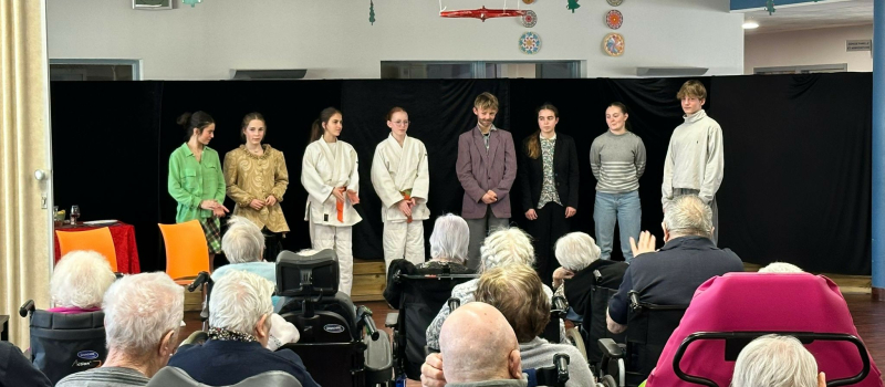 Les collégiens du Conseil des jeunes en représentation à l'hôpital!