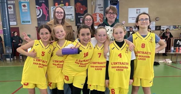 U11-3 débutantes avec leurs coachs jdg.jpg