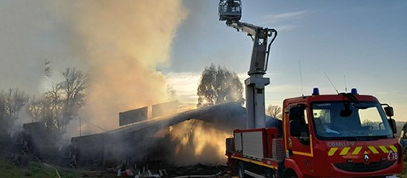 Une maison, proie des flammes, totalement détruite
