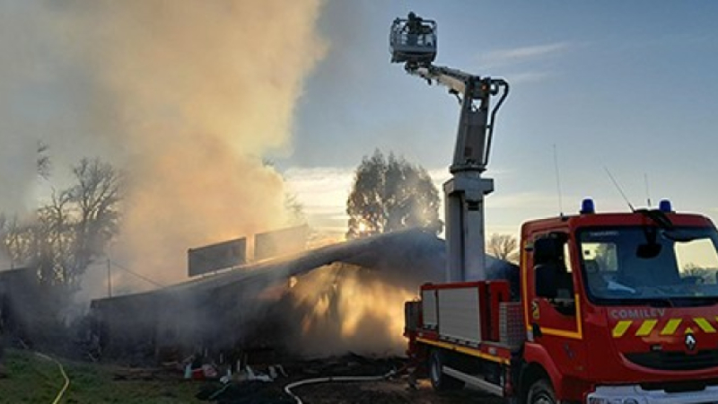 Une maison, proie des flammes, totalement détruite