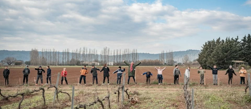 Les enfants sèment l'avenir en plantant 400 arbres chez une agricultrice dans le Gers