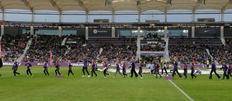 Les élèves occitanistes vicois chantent l'hymne "Se canta" sur le Stadium toulousain !