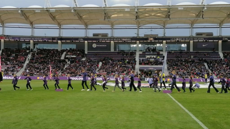 Les élèves occitanistes vicois chantent l'hymne "Se canta" sur le Stadium toulousain !