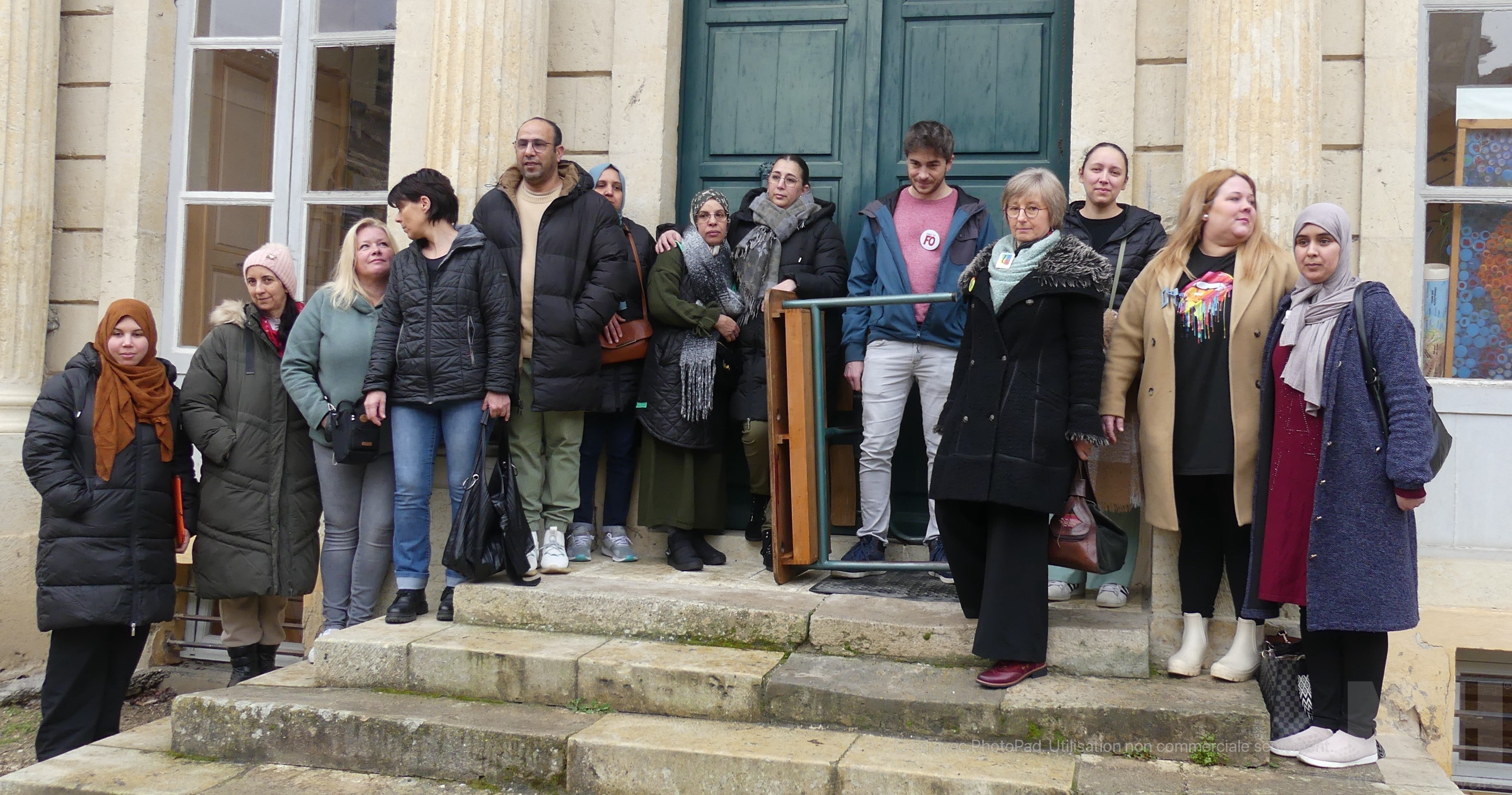 L'entrée de l'école est bloquée