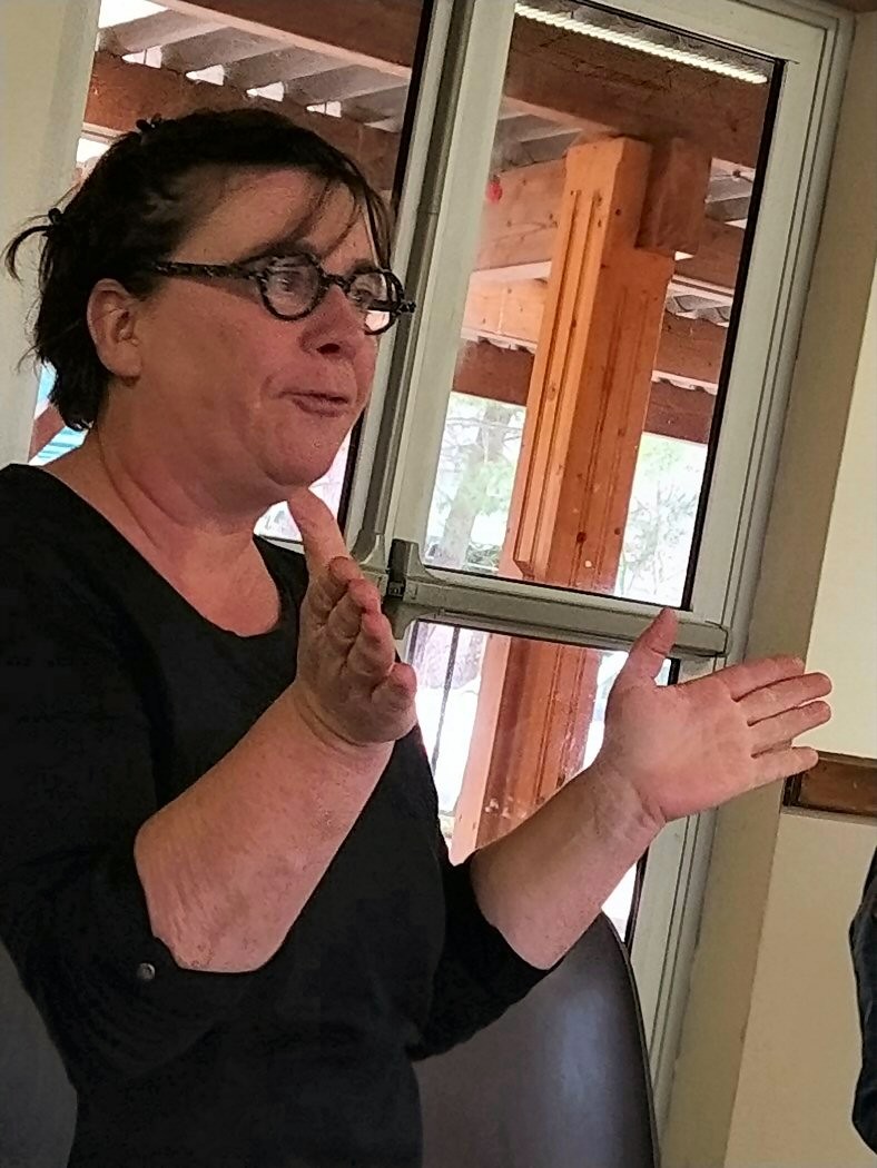 Judith expliquant son enquête