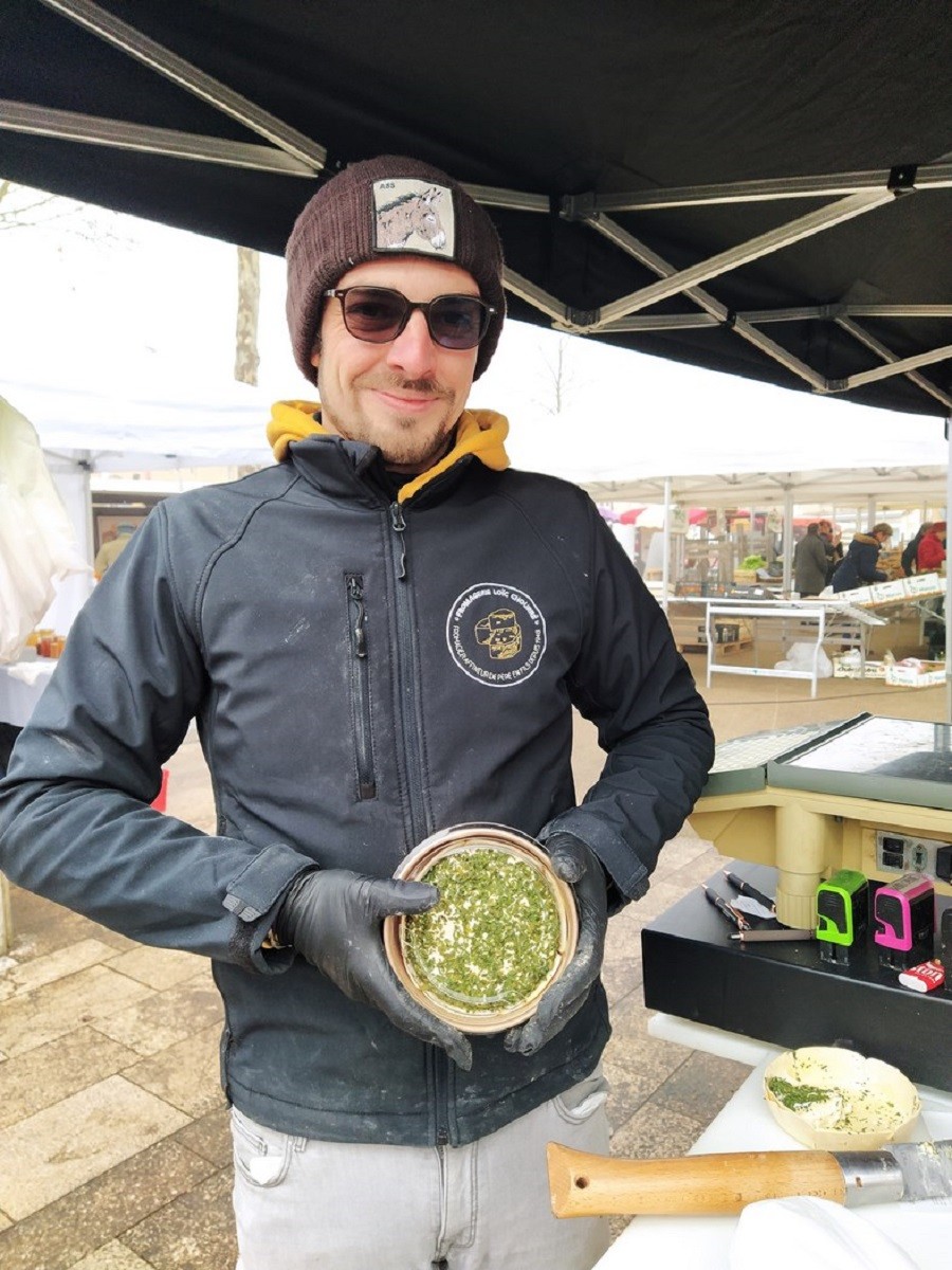 Le jeune fromager avec sa dernière production