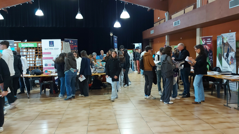 700 élèves préparent leur avenir sur le forum des formations !