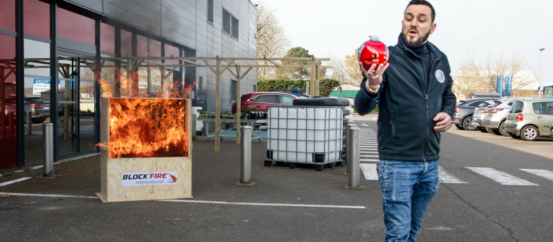 Démonstration d'une boule extinctrice révolutionnaire à Nogaro