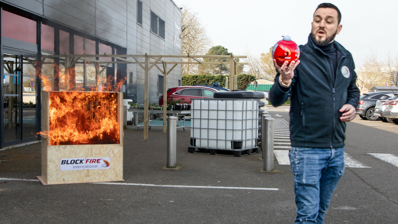 Démonstration d'une boule extinctrice révolutionnaire à Nogaro