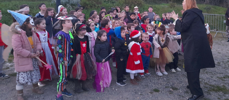 Les enfants de l'école fêtent Carnaval