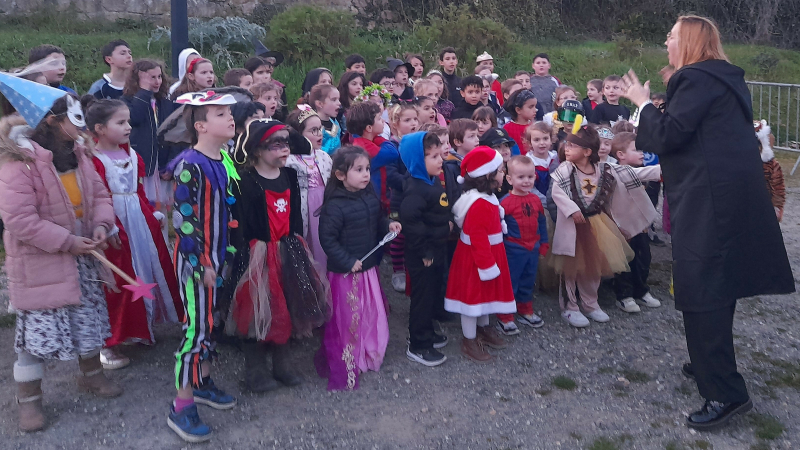 Les enfants de l'école fêtent Carnaval