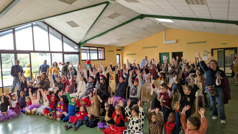 Le Carnaval de l'école venté mais bien suivi dans une ambiance festive