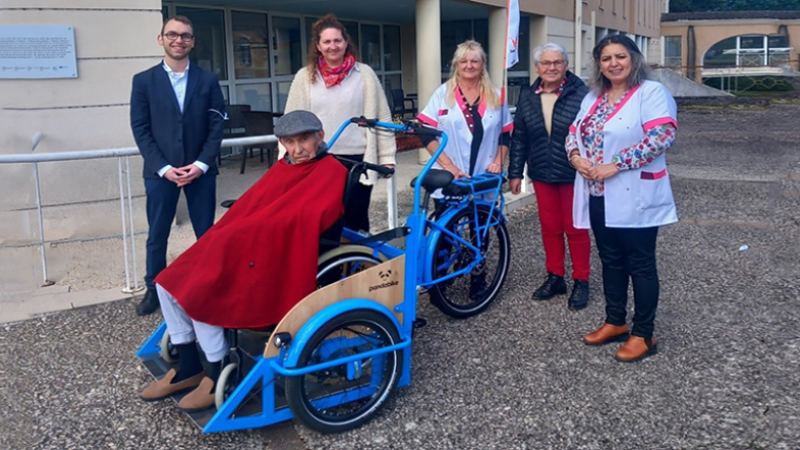 Un tricycle adapté aux fauteuils roulants