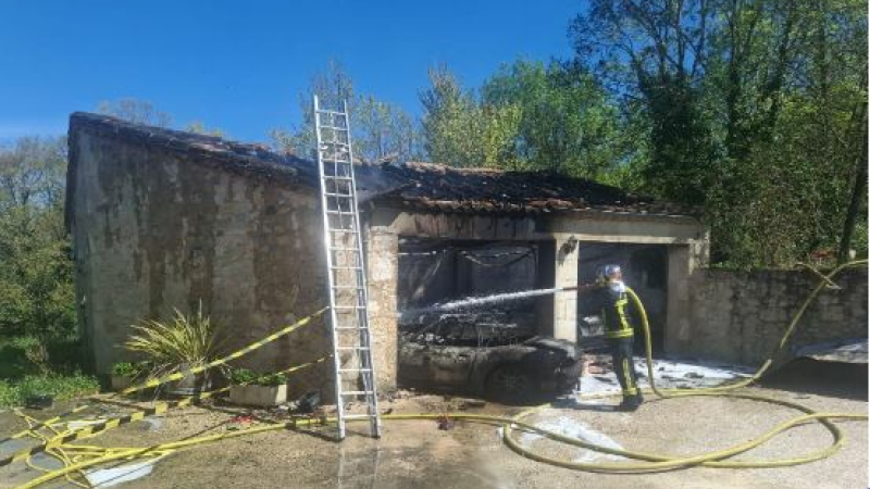 Le garage de 80 m2 contenant deux véhicules totalement détruit par un incendie