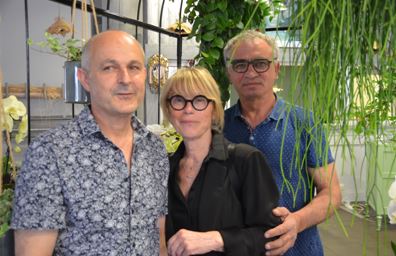 Autour de Marie Jo, Vincent au premier plan et Jean Luc son mari.