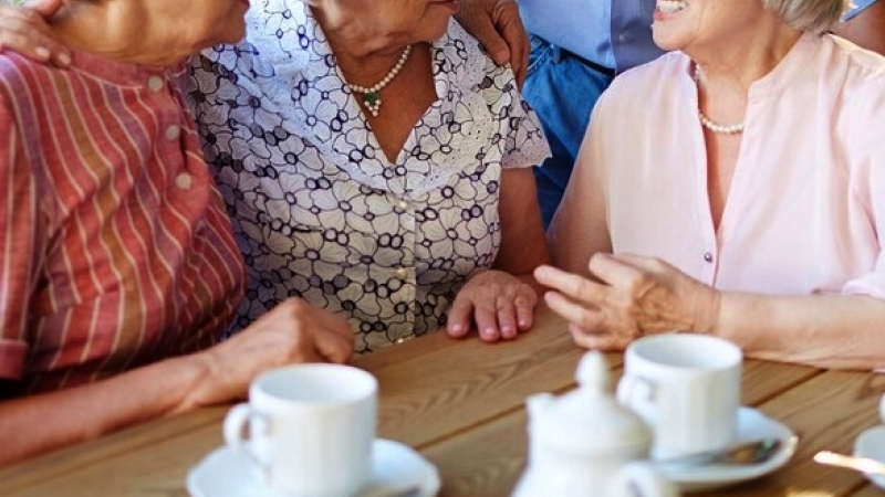 Retraités : piliers discrets du tissu associatif, en danger d’usure ?