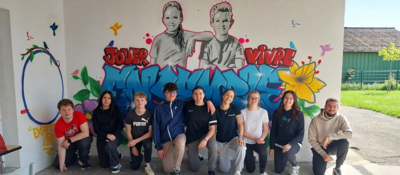 Chantiers Jeunes à Marambat : une fresque participative et des jeunes en action !