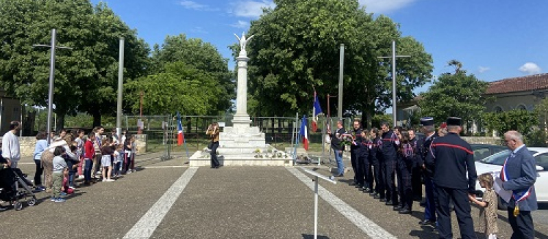 Commémoration des 80 ans de l'armistice le 8 mai devant le nouveau coq placé sur la colonne du monument aux souvenirs de Mauvezin