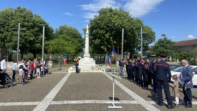 Commémoration des 80 ans de l'armistice le 8 mai devant le nouveau coq placé sur la colonne du monument aux souvenirs de Mauvezin